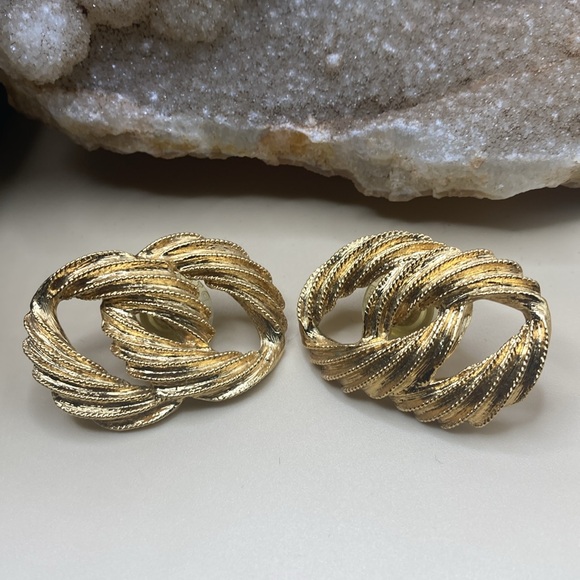 Napier Goldtone chain link earring and necklace set. - Picture 2 of 7